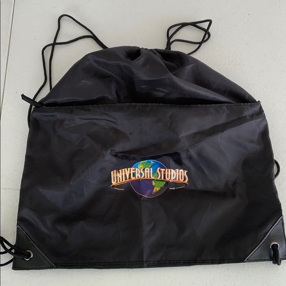 ⭐️3/$20⭐️ Universal Studios black cinch pack - Picture 1 of 4
